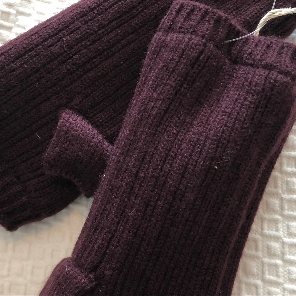 Bujibaja Hat Attack Cozy Hand Warmers In Burgundy